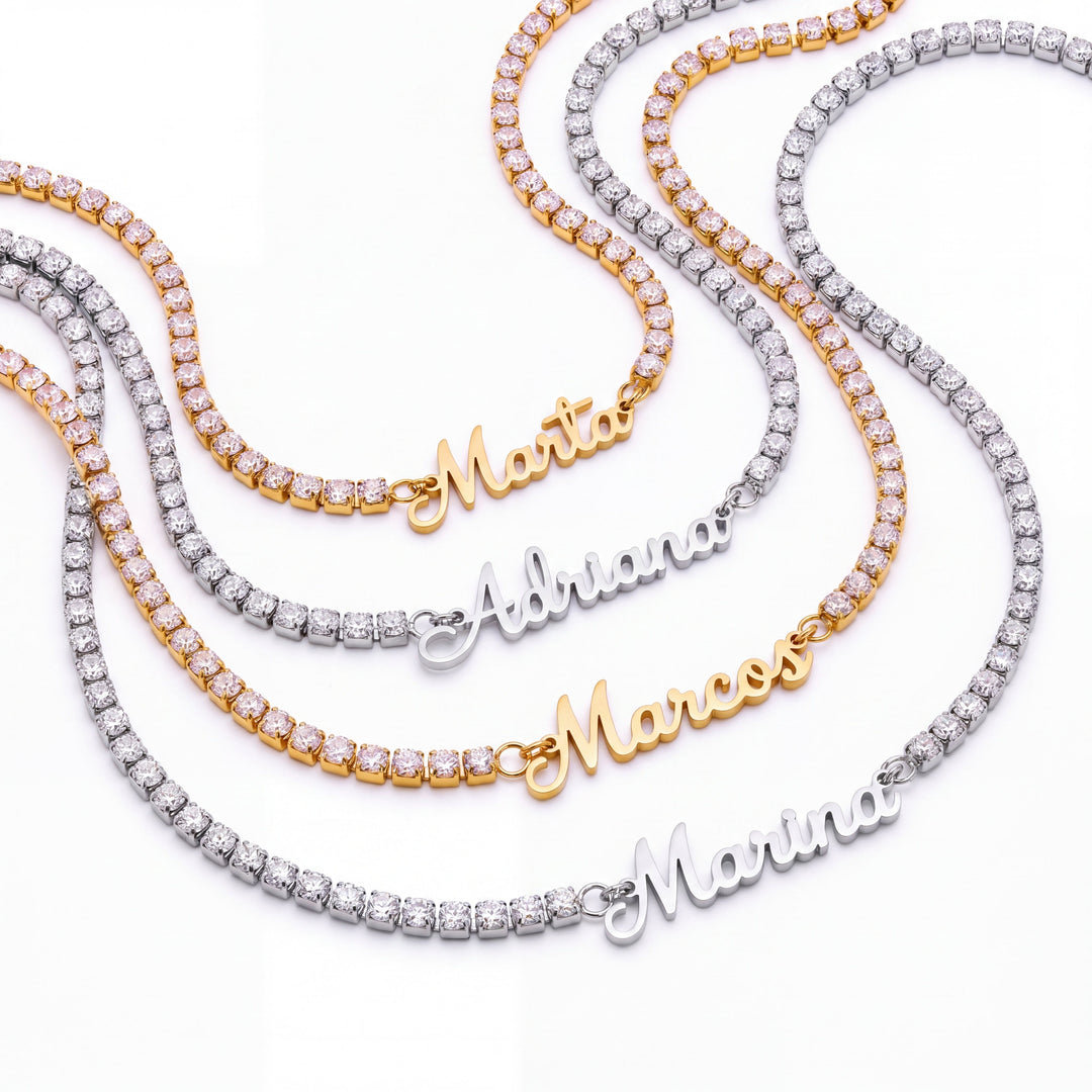 Collar de tenis personalizado Auxana con nombre grabado, hecho de plata y diseño elegante para deportistas y fans del tenis.