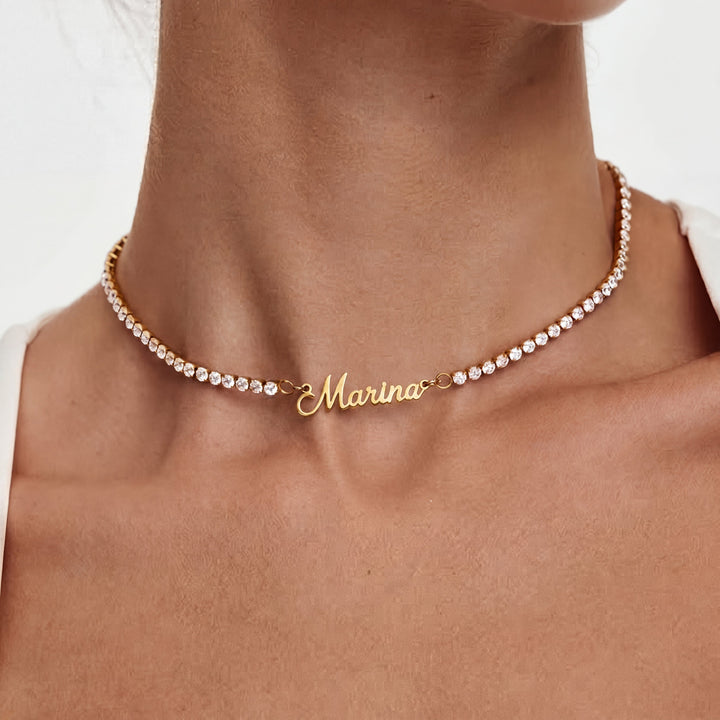 Collar de tenis personalizado de Auxana con nombre en cadena de plata brillante y diseño elegante para deportes.