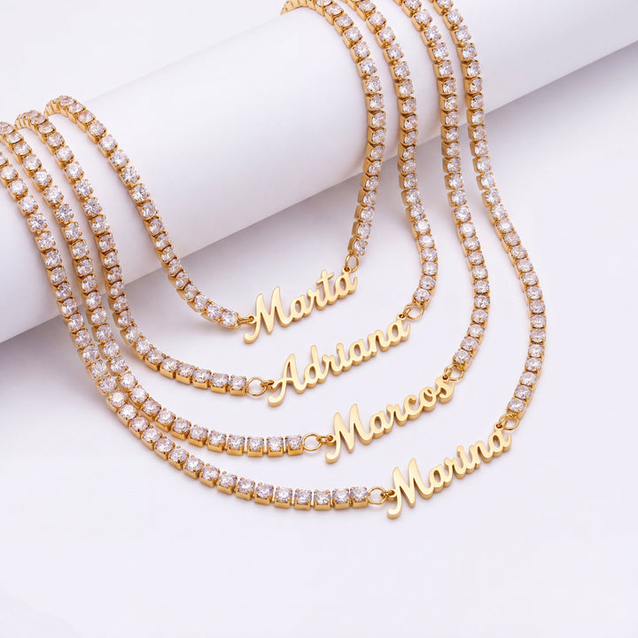 Collar de tenis personalizado de Auxana con nombre grabado, en plata brillante, con diseño elegante y ajustable.
