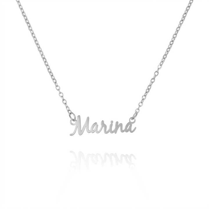 Collar de tenis personalizado de la marca Auxana con nombre grabado, diseñado en plata con detalles elegantes y moderno estilo.