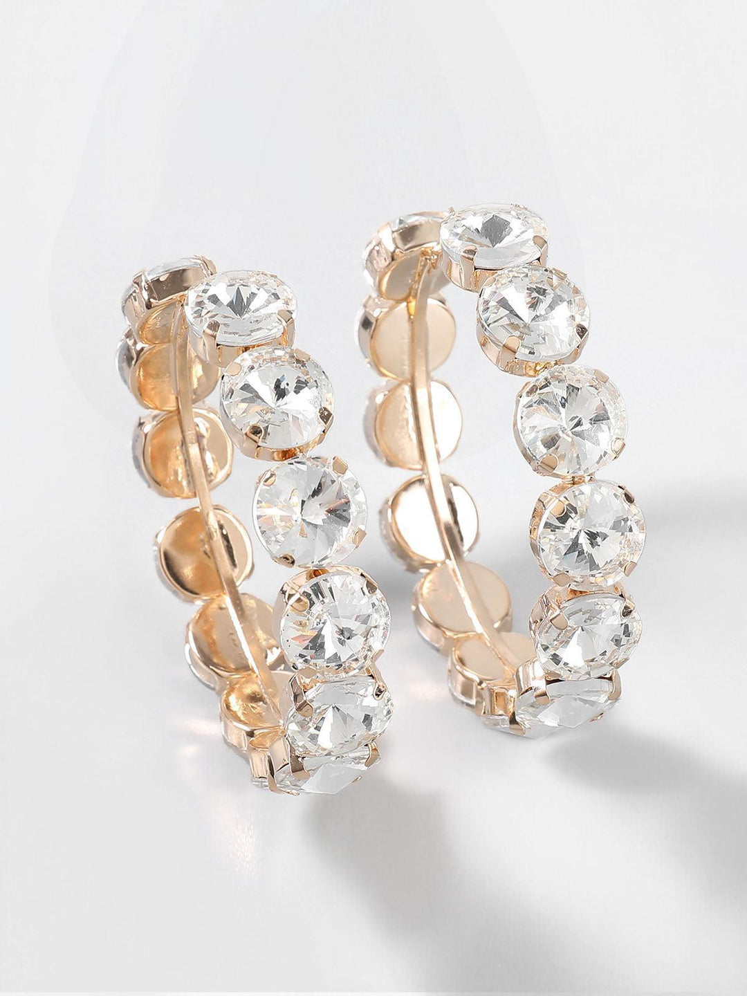 Pendientes aro Auxana con piedras engastadas, aretes elegantes de aro con detalles brillantes y acabado metálico.