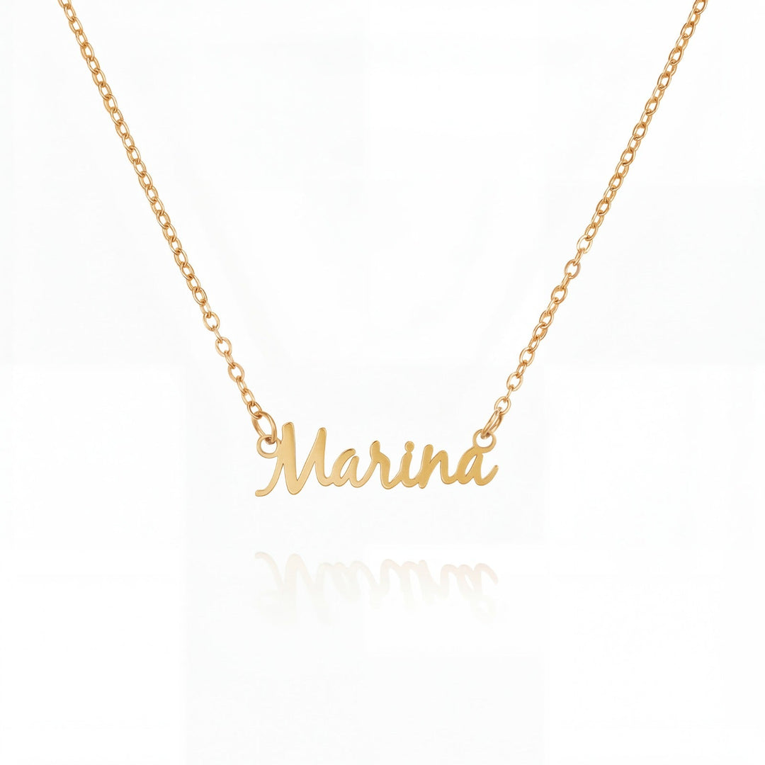 Collar de tenis personalizado de la marca Auxana con nombre grabado, en color plateado y diseño elegante.