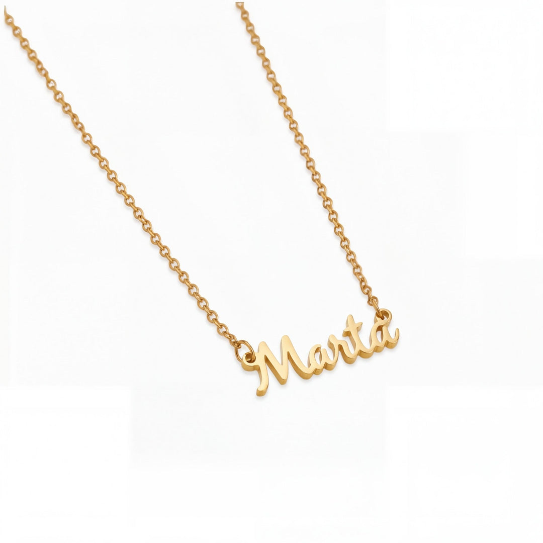 Collar de tenis personalizado con nombre en plata de Auxana, muestra el colgante con grabado y detalles elegantes.