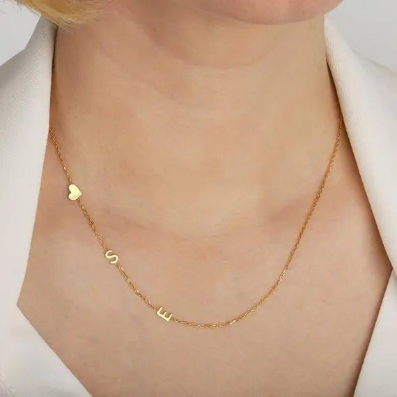 Collar personalizado con iniciales en plata de Auxana, con colgante delicado y detalles grabados en la imagen.