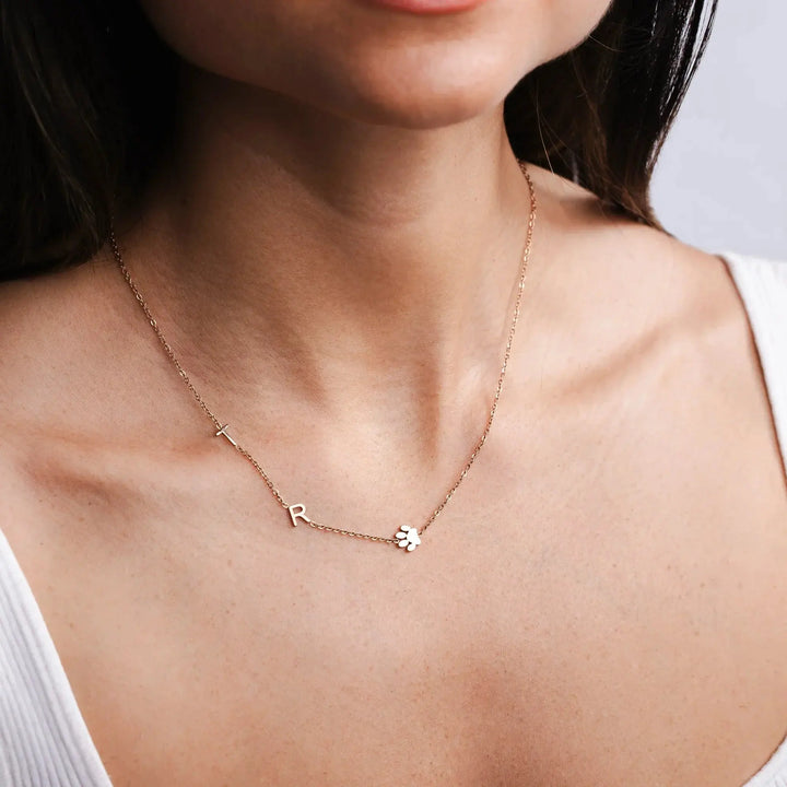 Collar personalizado con iniciales de Auxana, en plata, con colgante en forma de letra y cadena delicada.