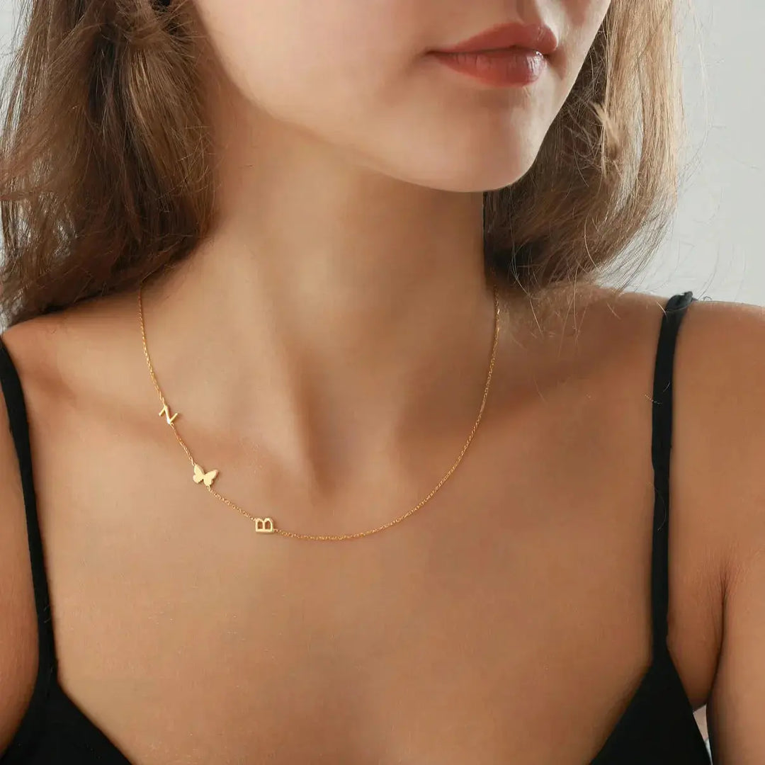 Collar personalizado con iniciales de Auxana, con colgante de letras y cadena de plata en imagen.