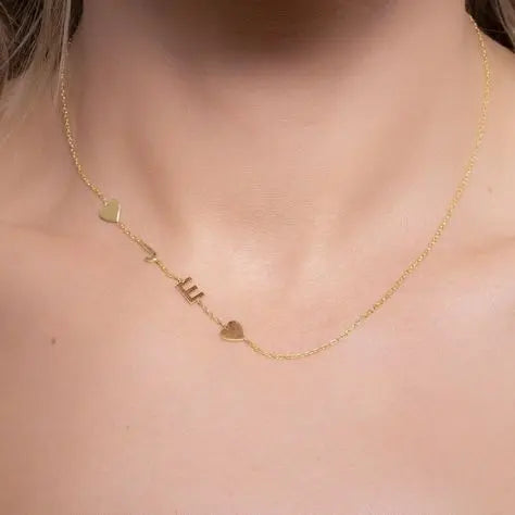 Collar personalizado con iniciales de Auxana, cadena delicada y colgante con letras grabadas en plata brillante.
