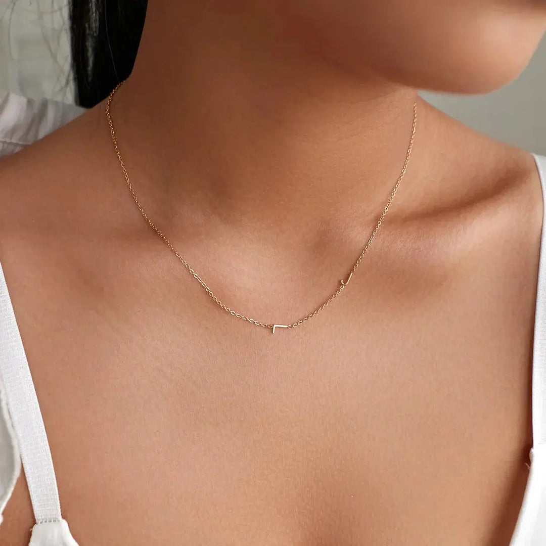 Collar personalizado con iniciales en plata de Auxana, con cadena delicada y letras grabadas en el centro.