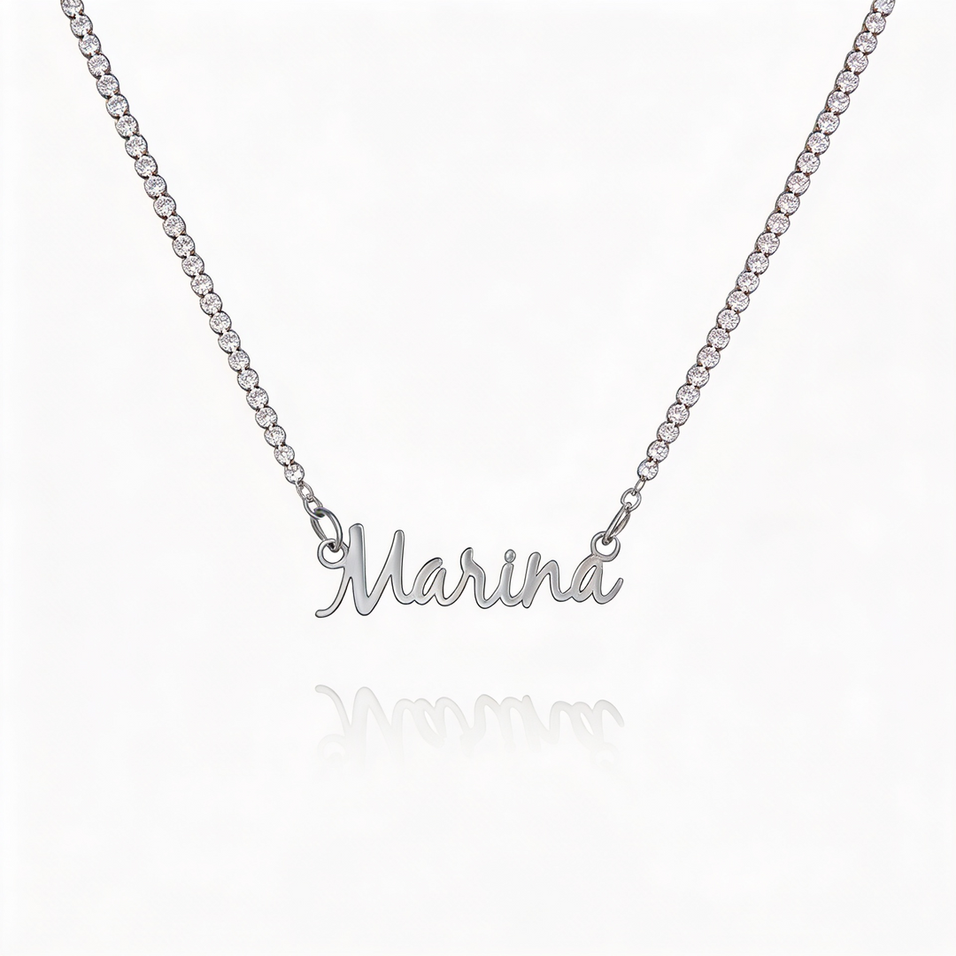 Collar de tenis personalizado de Auxana con nombre grabado, mostrando el diseño elegante y ajustado en un fondo neutro.