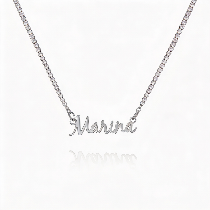 Collar de tenis personalizado de Auxana con nombre grabado, mostrando el diseño elegante y ajustado en un fondo neutro.
