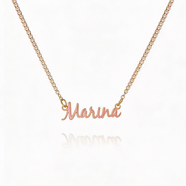 Collar de tenis personalizado con nombre en cadena de Auxana, visible en la imagen con letras grabadas en el collar.