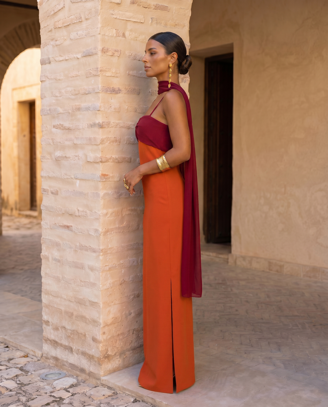 ZAHARA | VESTIDO EN NARANJA CON ESCOTE EN ROJO (PRE ORDER 12-13 JUNIO)