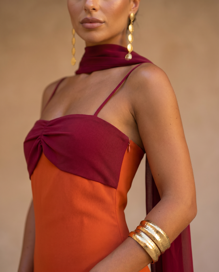 ZAHARA | VESTIDO EN NARANJA CON ESCOTE EN ROJO (PRE ORDER 12-13 JUNIO)