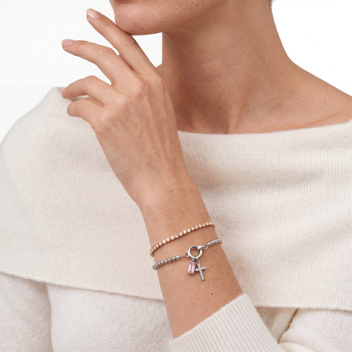 Pulsera de Auxana con dije de cruz y piedra natal, con detalles elegantes y delicados en plata y piedra semipreciosa.