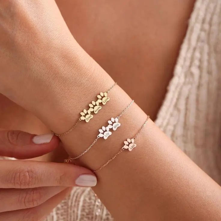 Pulsera personalizada con huellas de Auxana, de plata, con detalles grabados y cierre ajustable.