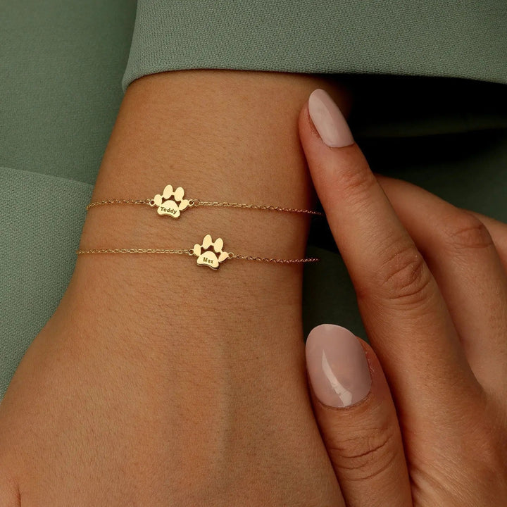 Pulsera personalizada Auxana con huellas, con detalles grabados en plata, ideal para recuerdos especiales y regalos emotivos.