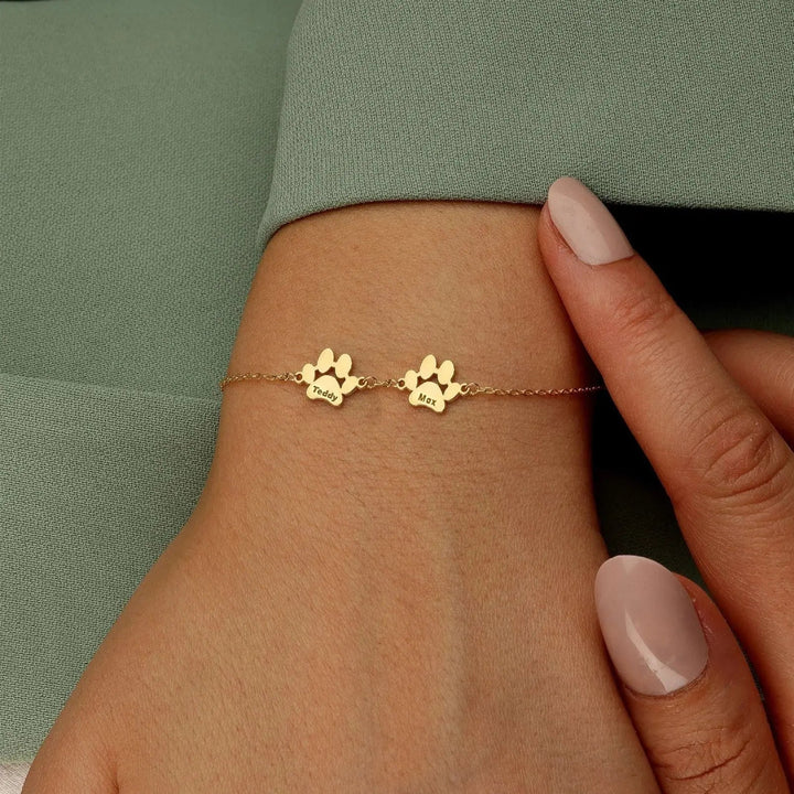 Pulsera personalizada con huellas de Auxana, diseño de pulsera con huellas grabadas en plata para recordar a seres queridos.
