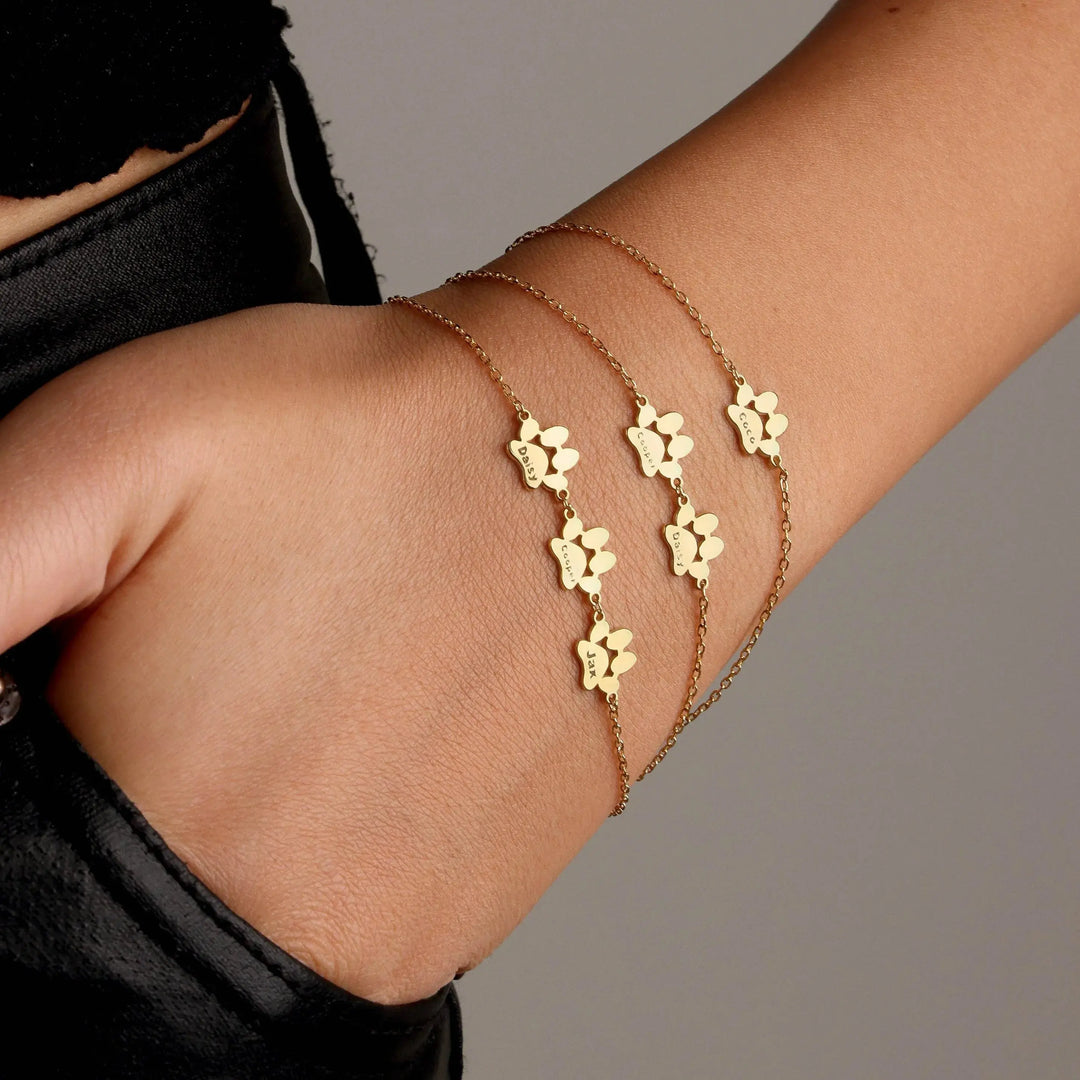 Pulsera personalizada Auxana con huellas, diseño de pulsera con huellas dactilares y detalles en plata.