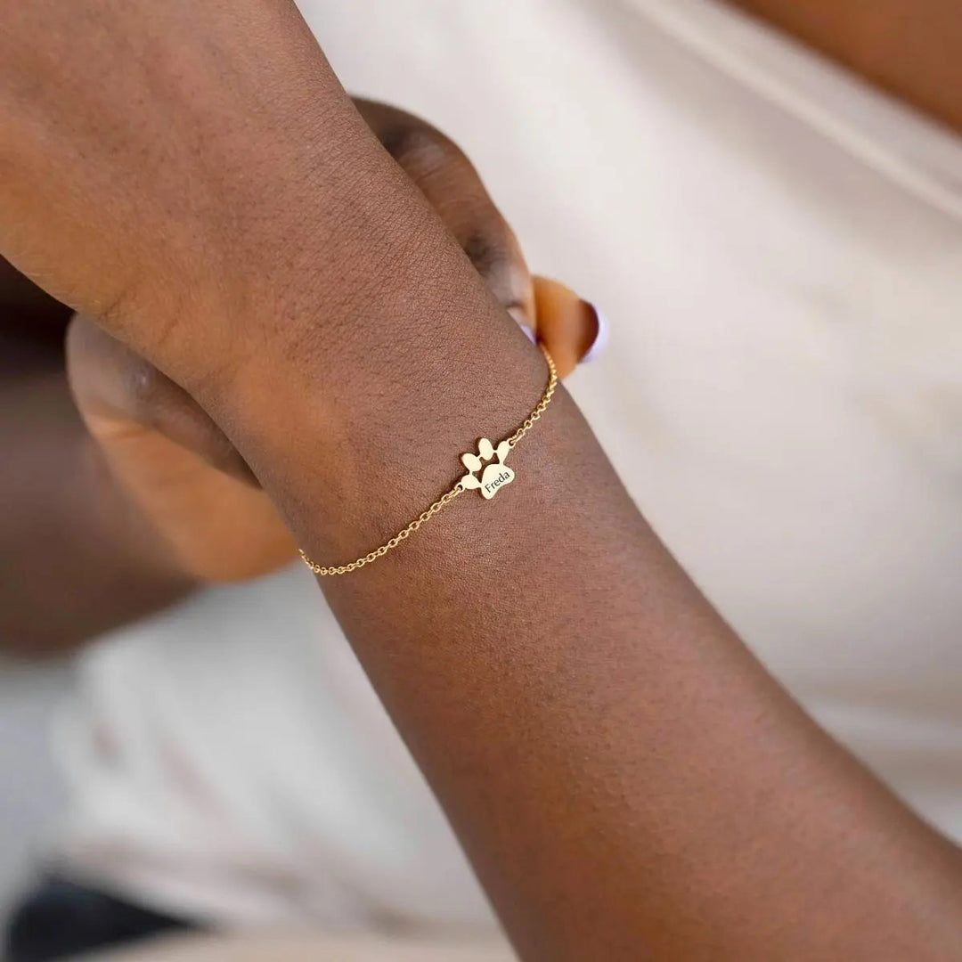 Pulsera personalizada Auxana con huellas, diseño de pulsera de metal con huellas grabadas para recuerdos especiales.
