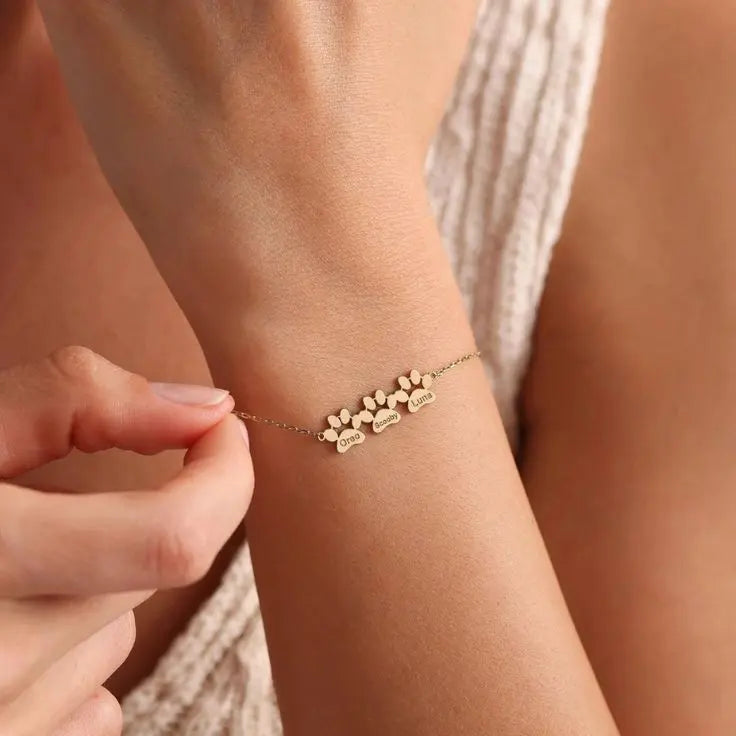 Pulsera personalizada Auxana con huellas, diseño de pulsera de metal con huellas grabadas y detalles elegantes.