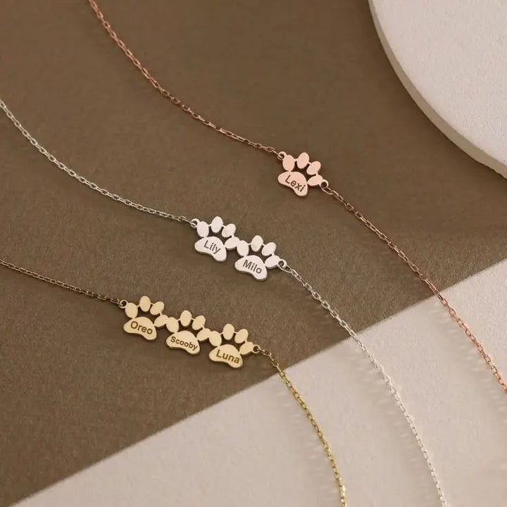 Pulsera personalizada con huellas de Auxana, hecha de plata, con detalles grabados y cierre ajustable para uso diario.