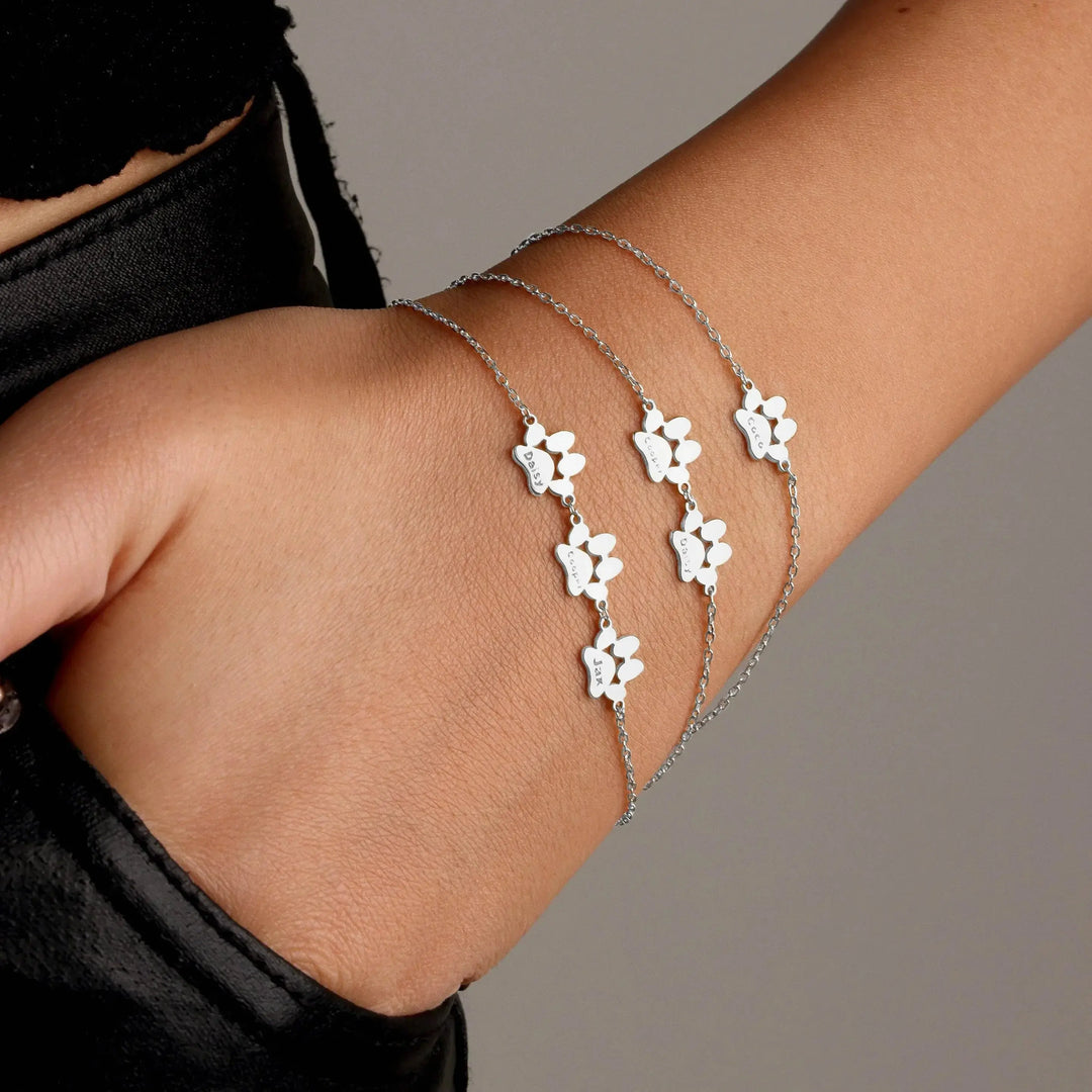 Pulsera personalizada con huellas de Auxana, de plata, con grabado de huellas digitales en diseño elegante y delicado.