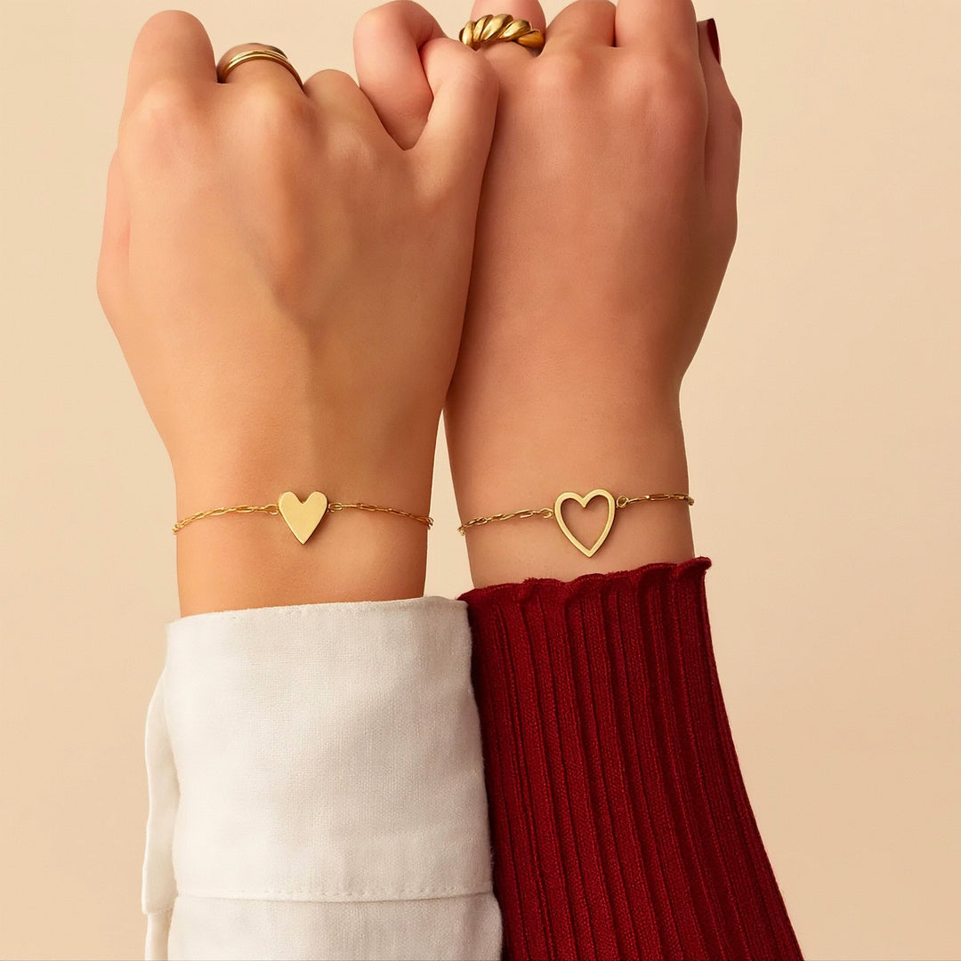 Set de pulseras con corazones de Auxana, pulseras de moda con detalles de corazones, accesorios elegantes para la muñeca.